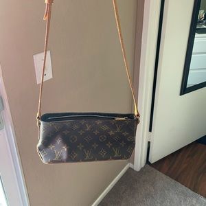 Authentic Louis Vuitton Trotteur Crossbody